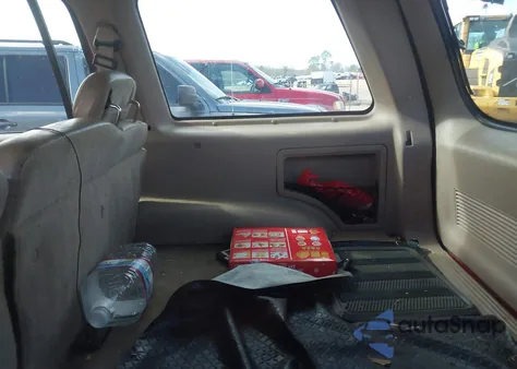 1998 Ford Explorer Eddie Bauer/Limited/Xl/Xlt z USA, uszkodzony, nr VIN 1FMZU32E9WUC68645